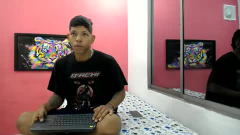 Snapshot of latinosninfomanos chatting on 07-08-26, 12:15 latinosnifomanos online show from 07-08-26, 12:15