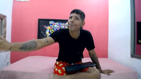 Snapshot of latinosninfomanos chatting on 07-12-26, 06:37 latinosnifomanos online show from 07-12-26, 06:37