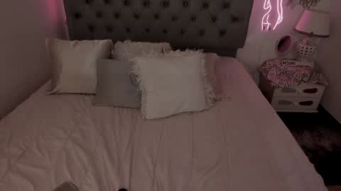 Snapshot of lau_123x chatting on 01-19-25, 04:33 Laura online show from 01-19-25, 04:33