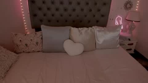 Snapshot of lau_123x chatting on 11-21-25, 07:40 Laura online show from 11-21-25, 07:40