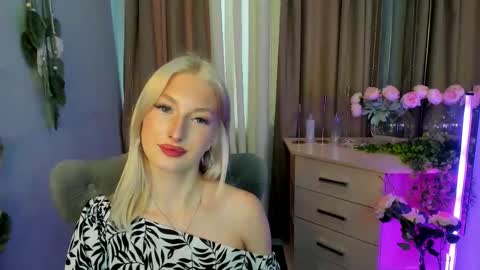 Snapshot of laura_blush chatting on 10-14-25, 08:15 Laura online show from 10-14-25, 08:15