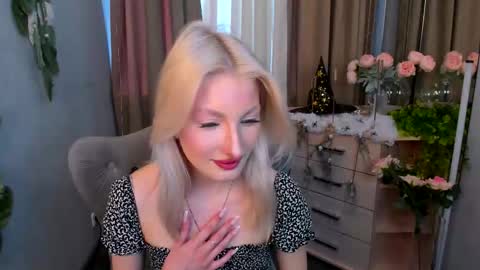 Snapshot of laura_blush chatting on 10-21-25, 01:12 Laura online show from 10-21-25, 01:12