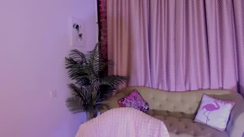 Snapshot of laura_coy chatting on 12-22-24, 08:25 Laura online show from 12-22-24, 08:25