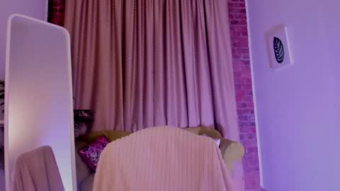 Snapshot of laura_coy chatting on 12-23-24, 02:35 Laura online show from 12-23-24, 02:35