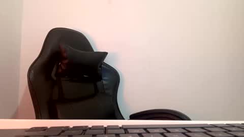 Snapshot of laura_d23 chatting on 09-09-25, 01:27 laura online show from 09-09-25, 01:27