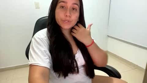 Snapshot of laura_d23 chatting on 10-17-25, 11:18 laura online show from 10-17-25, 11:18