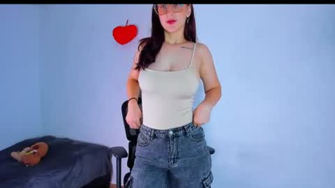 Snapshot of laura_ivy chatting on 06-19-26, 01:15 LauraIvy online show from 06-19-26, 01:15