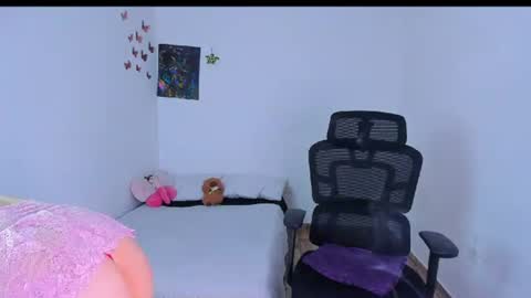 Snapshot of laura_ivy chatting on 07-25-26, 01:30 LauraIvy online show from 07-25-26, 01:30