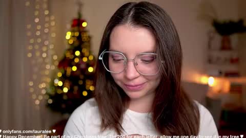 Snapshot of laura_lee chatting on 12-22-25, 01:46 Laura Lee. online show from 12-22-25, 01:46