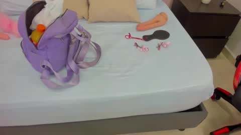 L A U R A online show from 11-08-25, 11:43