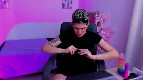 Laura Rose online show from 11-28-25, 05:15