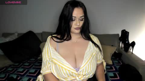 Snapshot of laura_sinner chatting on 09-17-25, 04:19 Laura online show from 09-17-25, 04:19