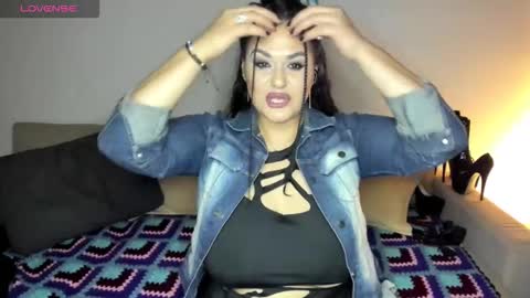 Snapshot of laura_sinner chatting on 09-19-25, 04:29 Laura online show from 09-19-25, 04:29