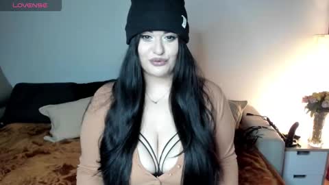 Snapshot of laura_sinner chatting on 11-11-25, 05:24 Laura online show from 11-11-25, 05:24