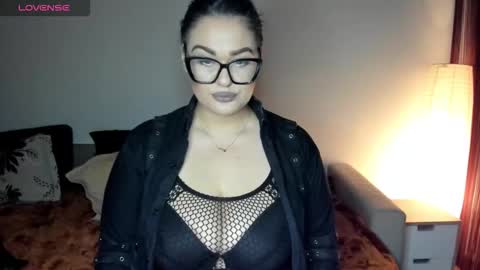 Snapshot of laura_sinner chatting on 11-17-25, 05:30 Laura online show from 11-17-25, 05:30