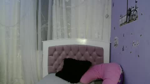 lauracb          online show from 01-12-25, 08:25