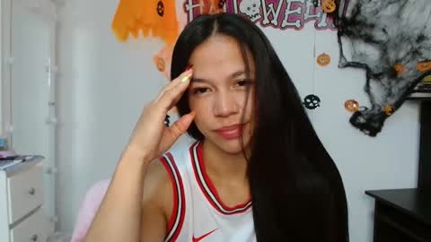 lauracb          online show from 10-19-25, 07:14