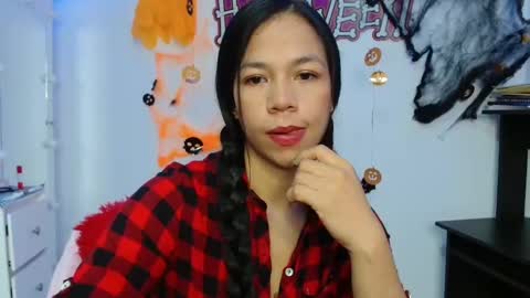 lauracb          online show from 10-22-25, 05:41