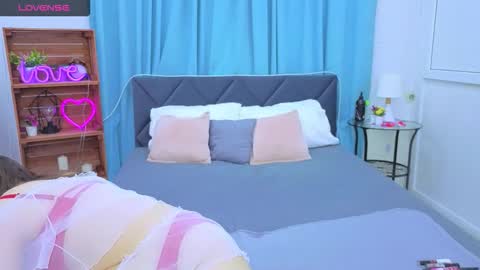 Snapshot of lauraellinss chatting on 10-07-25, 07:05 Laura online show from 10-07-25, 07:05