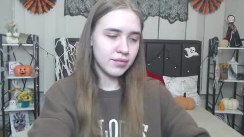 LauraHlot online show from 11-10-25, 06:29