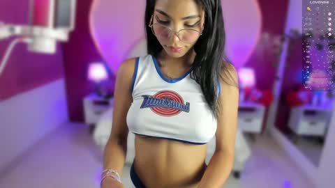 Snapshot of lauramartin1 chatting on 02-06-25, 12:22 Laura MartinGMT-5 2200-0600 online show from 02-06-25, 12:22