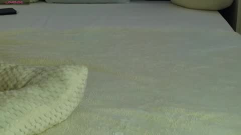 LauraMirage online show from 11-18-25, 08:19