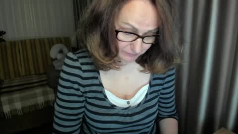 Snapshot of lauraoven1 chatting on 05-05-26, 06:38 Lauraoven1 online show from 05-05-26, 06:38