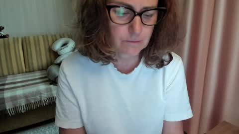 Snapshot of lauraoven1 chatting on 06-09-26, 08:15 Lauraoven1 online show from 06-09-26, 08:15