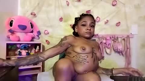 Snapshot of lauren_hills7069 chatting on 02-01-25, 06:43 Lauren online show from 02-01-25, 06:43