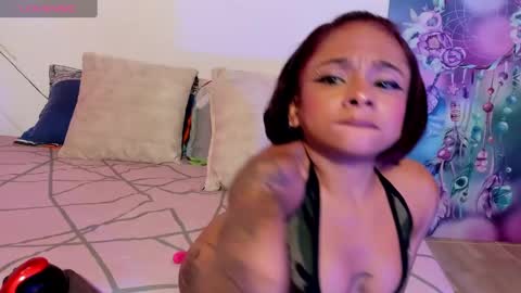 Snapshot of lauren_hills7069 chatting on 03-07-25, 03:40 Lauren online show from 03-07-25, 03:40