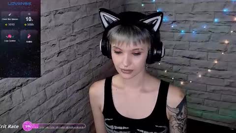Snapshot of lauren_raquel chatting on 10-17-25, 06:54 Eva online show from 10-17-25, 06:54
