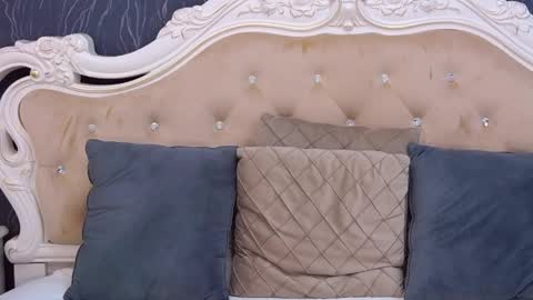 Laura online show from 04-07-26, 03:23