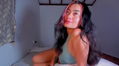 Snapshot of laurent_a chatting on 02-01-25, 10:05 Lucie online show from 02-01-25, 10:05