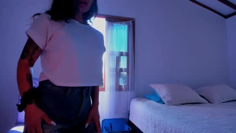 Snapshot of laurent_a chatting on 02-12-25, 03:05 Lucie online show from 02-12-25, 03:05