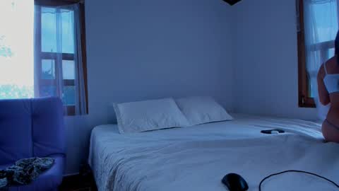 Snapshot of laurent_a chatting on 03-10-25, 05:29 Lucie online show from 03-10-25, 05:29