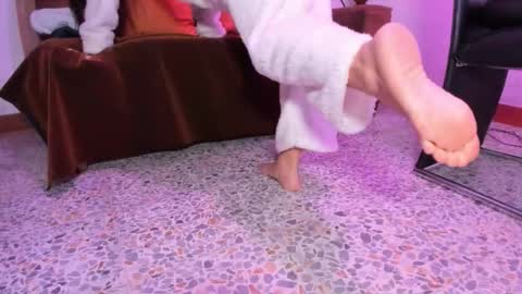 Snapshot of laurent_a chatting on 10-27-25, 08:02 Lucie online show from 10-27-25, 08:02