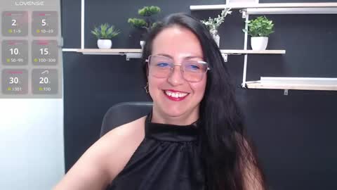 Snapshot of lauryn_jones chatting on 04-24-26, 06:32 Laury online show from 04-24-26, 06:32
