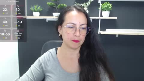 Snapshot of lauryn_jones chatting on 04-27-26, 06:17 Laury online show from 04-27-26, 06:17