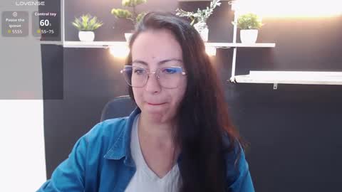 Snapshot of lauryn_jones chatting on 04-29-26, 07:31 Laury online show from 04-29-26, 07:31