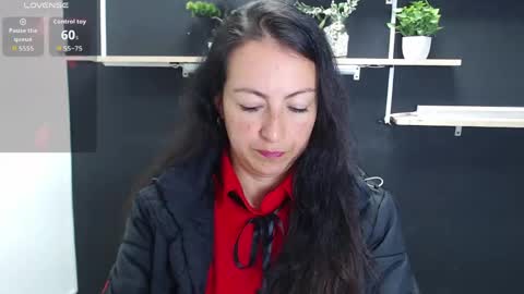 Snapshot of lauryn_jones chatting on 05-07-26, 05:51 Laury online show from 05-07-26, 05:51