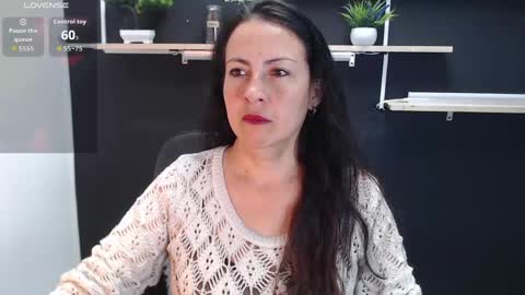 Snapshot of lauryn_jones chatting on 05-13-26, 05:43 Laury online show from 05-13-26, 05:43