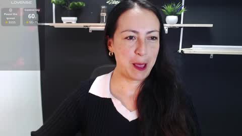 Snapshot of lauryn_jones chatting on 05-14-26, 05:42 Laury online show from 05-14-26, 05:42
