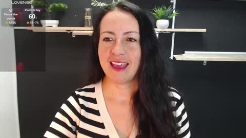 Snapshot of lauryn_jones chatting on 05-21-26, 02:46 Laury online show from 05-21-26, 02:46