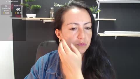 Snapshot of lauryn_jones chatting on 05-25-26, 04:57 Laury online show from 05-25-26, 04:57