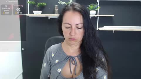Snapshot of lauryn_jones chatting on 06-03-26, 07:30 Laury online show from 06-03-26, 07:30