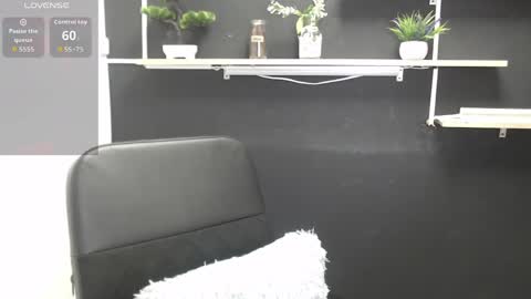 Snapshot of lauryn_jones chatting on 06-06-26, 05:17 Laury online show from 06-06-26, 05:17