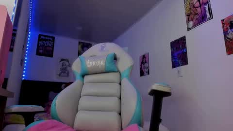 Snapshot of lauryn_muller_ chatting on 03-11-25, 05:27 Lau online show from 03-11-25, 05:27