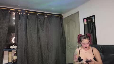 Snapshot of lauuuuuu_9 chatting on 03-22-26, 02:37 online show from 03-22-26, 02:37