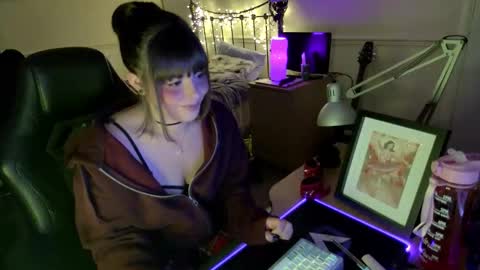 Snapshot of lavenderrzz19 chatting on 11-19-25, 02:28 Lavenderrzz online show from 11-19-25, 02:28