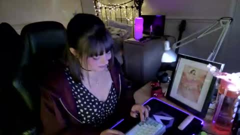 Snapshot of lavenderrzz19 chatting on 11-20-25, 02:50 Lavenderrzz online show from 11-20-25, 02:50